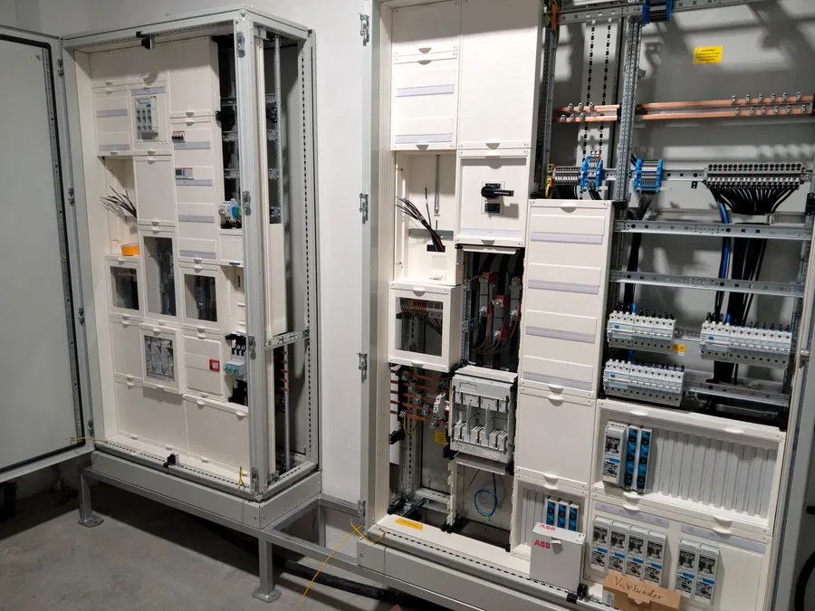 Elektroverteilung im Aufbau